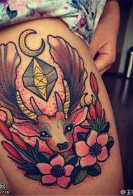 ຂາຂອງຜູ້ຍິງມີຮູບແຕ້ມ tattoo antelope