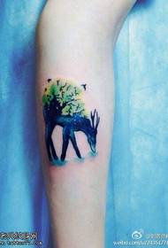 腿部彩色鹿树纹身图案