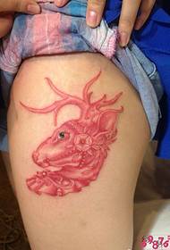 Immagine creativa del tatuaggio della gamba di unicorno rosso