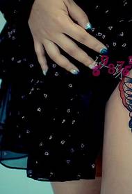 꽃 나비 허벅지 문신 사진