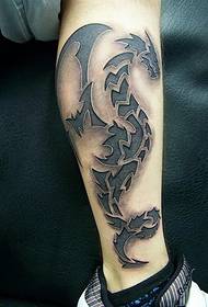 Tatouage totem de dragon simple et élégant