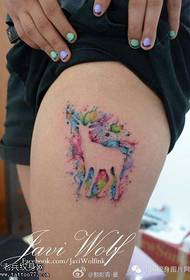 Kojų spalvos spalvotas purslų antilopės tatuiruotės modelis