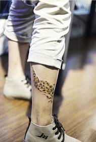 Leg leopard feather tattoo pattern picture
