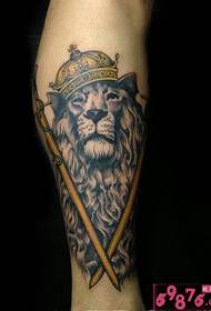 Blauzdų dominuojantis liūto karaliaus kalavijo tatuiruotės paveikslas