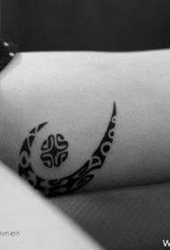 Uzorak crne zgodne totemske tetovaže