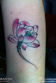 Un patrón de tatuaje de loto cálido y tranquilo
