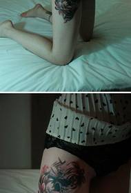 Kreativní květina a lebka módní stehna tetování obrázek