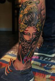 Zdjęcia kreatywne tatuaż gejsza kwiat łydki moda
