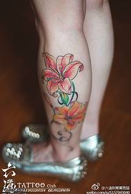 Amaphethini amancane amsulwa amnyama we-watercolor lily tattoo