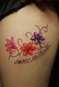 Mergaitės šlaunies narcizo raidės tatuiruotės modelio nuotrauka