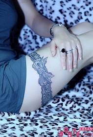 Seksīgas pumpuru lentes augšstilba tetovējuma attēls