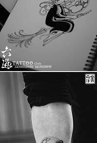 Këmbë modeli misterioz i tatuazheve shumë të mistershme, me pak tatuazhe