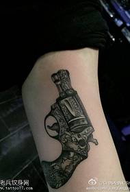 Noga crni sivi uzorak tetovaže pištolja