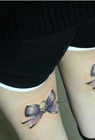 Kaki perempuan, busana yang indah, gambar pola tato kupu-kupu