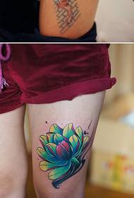 Аяқтар түрлі-түсті ауыр лотос татуировкасы