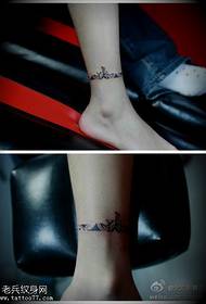 Zwart cool voet tattoo-patroon