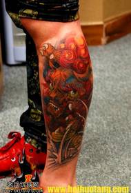 Красный рыжий узор с татуировкой на ногах