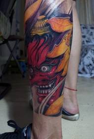 Tetovējuma garā deguna sarkanā sejas briesmona tetovējums