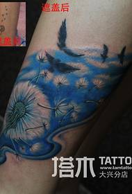 მამაკაცის ხბოს dandelion საფარი tattoo