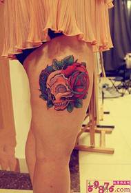 Photo de tatouage Rose cuisse tête de mort