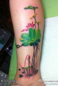 Grønt bladrødt lotus tatoveringsmønster