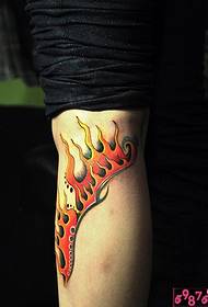 Imagen de patrón de tatuaje de llama roja