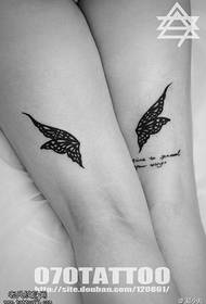 Lite sommerfugl enkelt tatoveringsmønster på bena