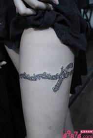 Kojų gėlių vynmedžio linijos pistoleto tatuiruotės paveikslėlis