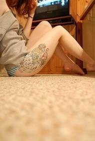 Meisje been totem tattoo foto