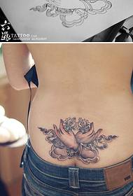 Tangan lotus punggung nyandhang pola tato lonceng