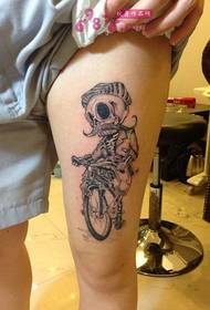 骑自行车骷髅腿部纹身图片