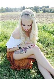 Lepa in očarljiva tuja lepotna osebnost slika tatoo za noge
