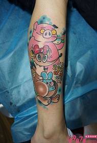 ピンクの豚とカンガルーの花のふくらはぎのタトゥーの写真