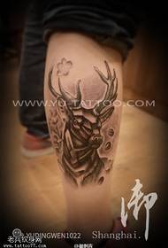 Patrón de tatuaje de antílope de ceniza negra en la pierna