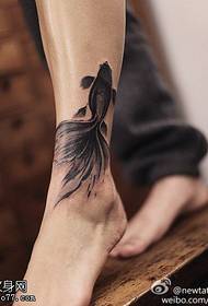 Imagine de tatuaj cu pește de gleznă cu gleznă