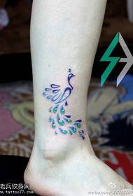 Imaginea tatuajului de păun cu culoarea piciorului