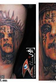 Wzór tatuażu straszny portret horroru