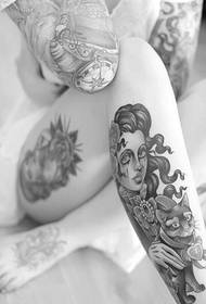 Padrão de tatuagem de retrato de perna feminina