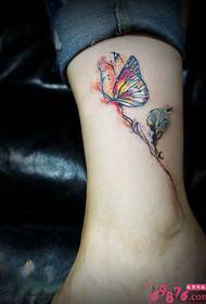 Dažytos tatuiruotės paveikslas su drugeliu