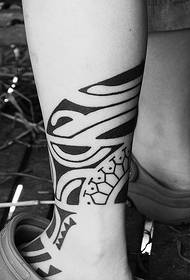 Stylové a jednoduché totemové tetování na nohou