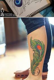 Modèle de tatouage intelligent des plumes vertes de la jambe