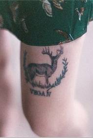 Крака на момиче, елени, сладки снимки на татуировки на животни