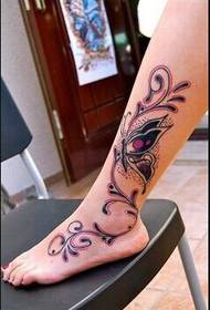 Skönhet personlighet hel ben kalv fjäril kärlek blomma tatuering mönster bild