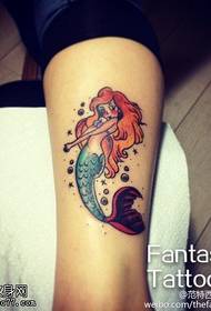 Patrón de tatuaje de sirena de color de pierna