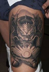 Kirino tatuiruotė su super asmenybe ant kojų