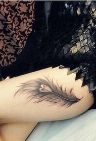 Hermosa chica que branqueou a coxa foto de tatuaxe de plumas sexy