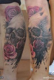 腿部玫瑰点刺骷髅纹身图案