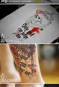 Solo Dios puede criticar mi patrón de tatuaje de flores inglés