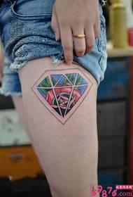 Imagen creativa del tatuaje del muslo de la personalidad del diamante del color
