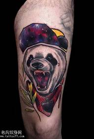 Patrón de tatuaxe panda enojado na perna